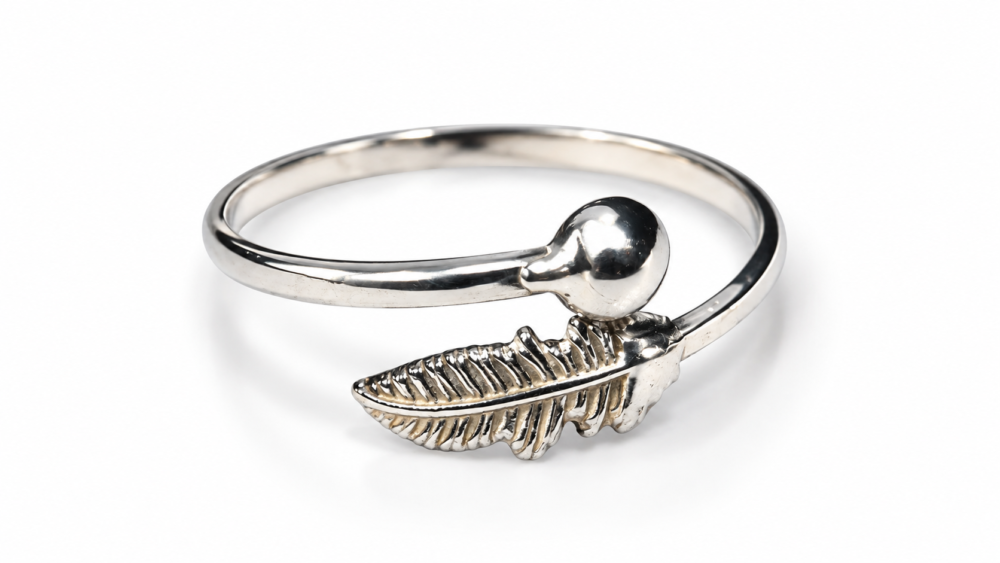 Anillo de Plata Diseño Pluma y Esfera